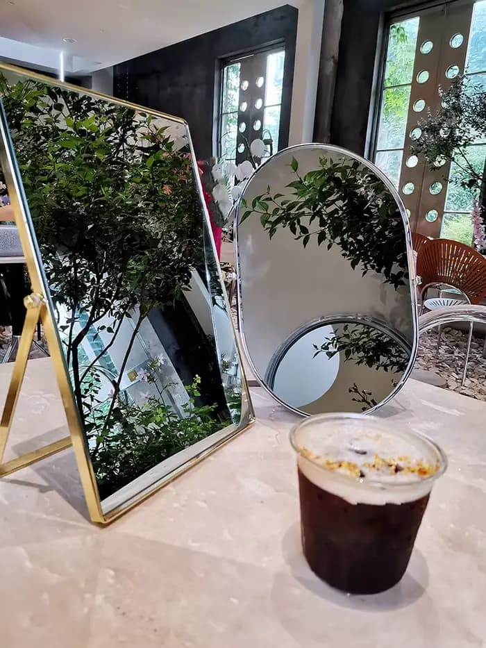 Miroir de maquillage ovale en métal haut de gamme