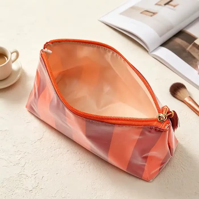 Trousse de maquillage rayée