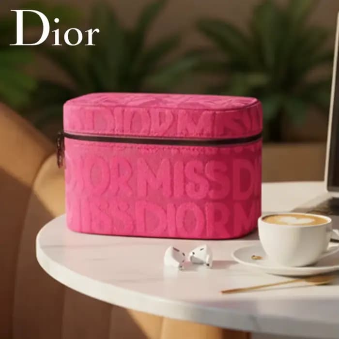 Sac cosmétique rose de Dior pour femmes