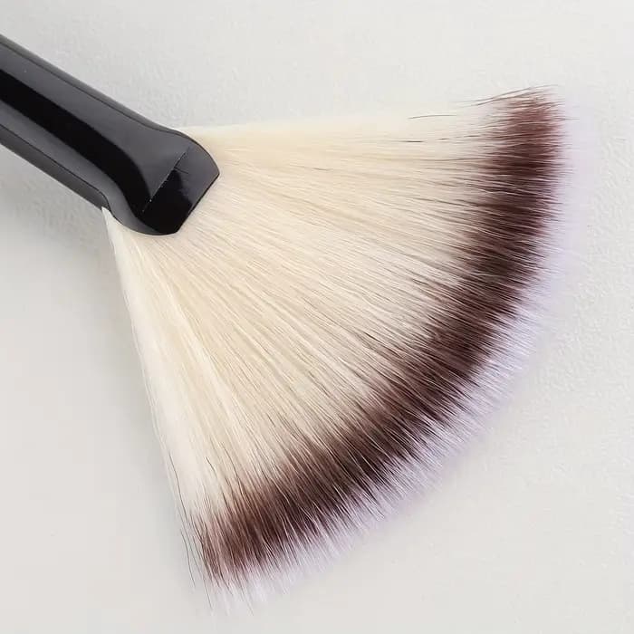 Brosse à reflets en forme d'éventail