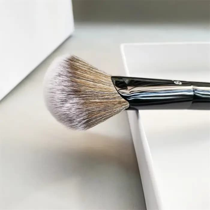 PRO – brosse en éventail à reflets noirs