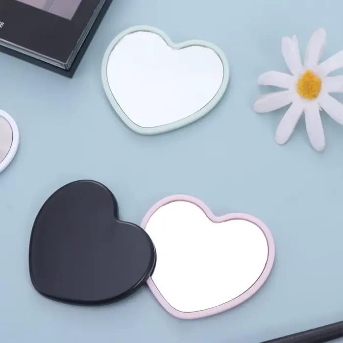 Miroir portable en forme de cœur à une face
