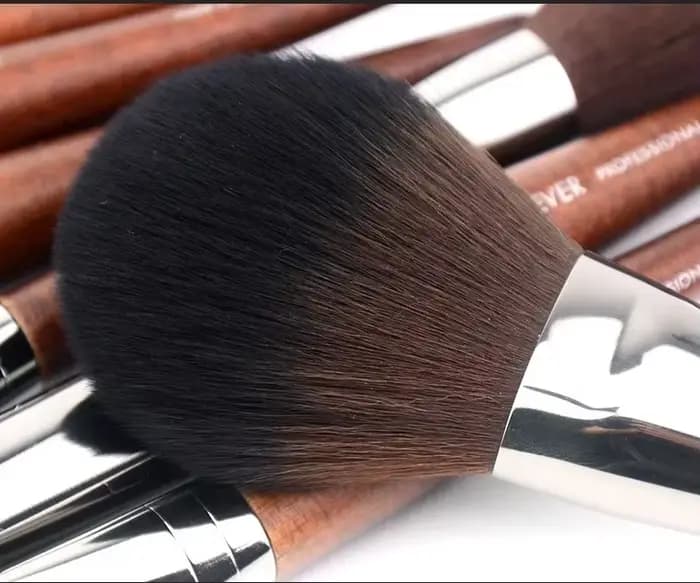Grand fond de teint fard à joues brosse