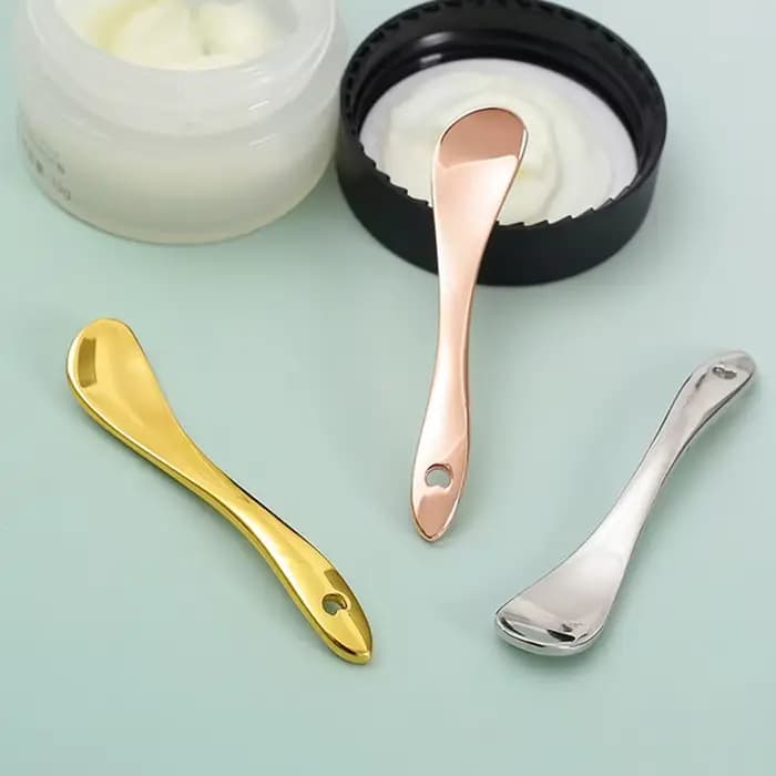 Spatule cosmétique en métal