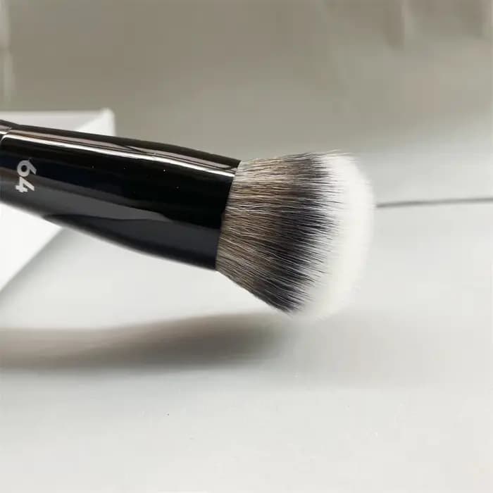 Pro diffuseur fond de teint brosse 64 noir double fibre pointillé
