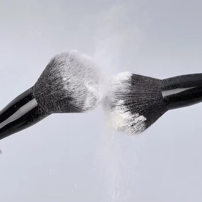 Grand pinceau de maquillage noir