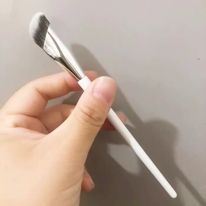 Pinceaux de maquillage correcteurs blancs 811