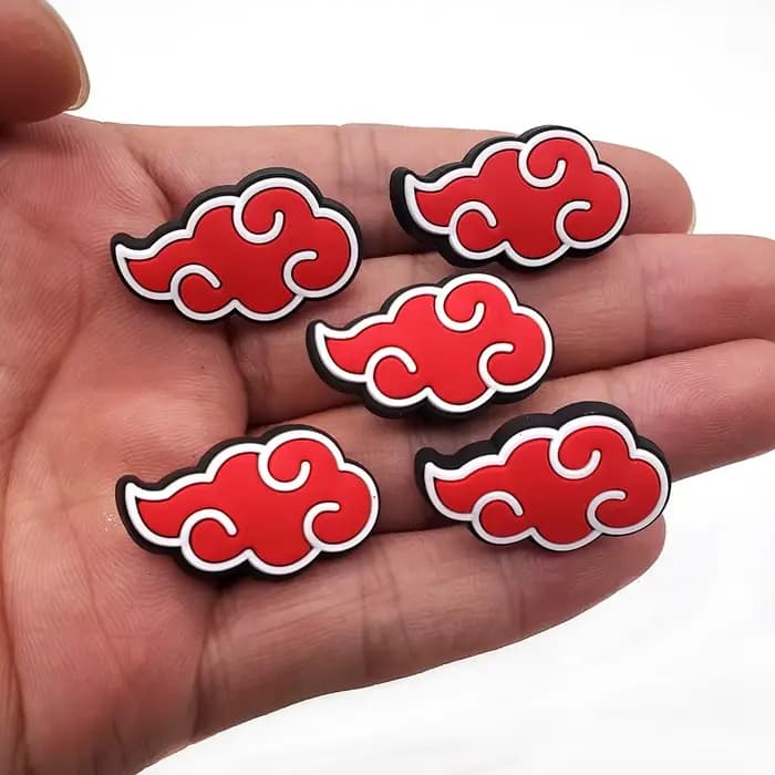 Marchandises Naruto, breloques pour chaussures avec logo de l'organisation Akatsuki, chaussures Crocs avec trous, boucle, DIY, pour hommes, vente en gros