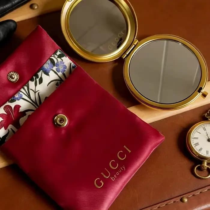 Sac Gucci Gucci avec motif floral classique, miroir de poche compact portable pour retoucher le maquillage, facile à ranger dans le sac, luxe et mode.