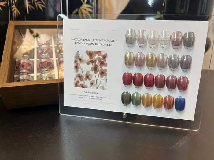 Ensemble de poudre miroir pour nail art rouge 24 couleurs avec cartes de couleurs et boîte de rangement. Art des ongles DIY, art des ongles artistique, charmant et beau