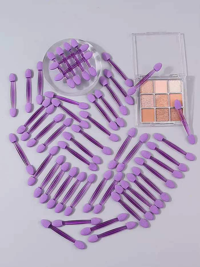 50 bâtonnets de fard à paupières en éponge double tête violettes.