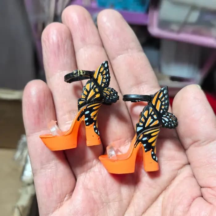 Nouvelles chaussures de poupée à talons hauts