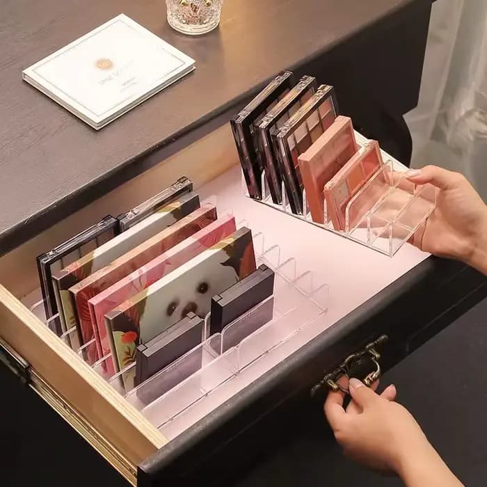 Coiffeuse, rangement et arrangement de cosmétiques