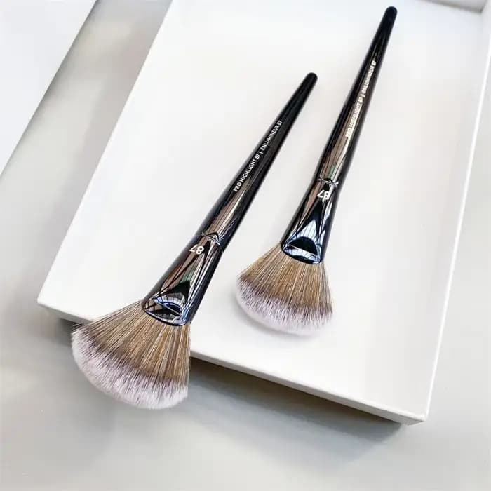 PRO – brosse en éventail à reflets noirs