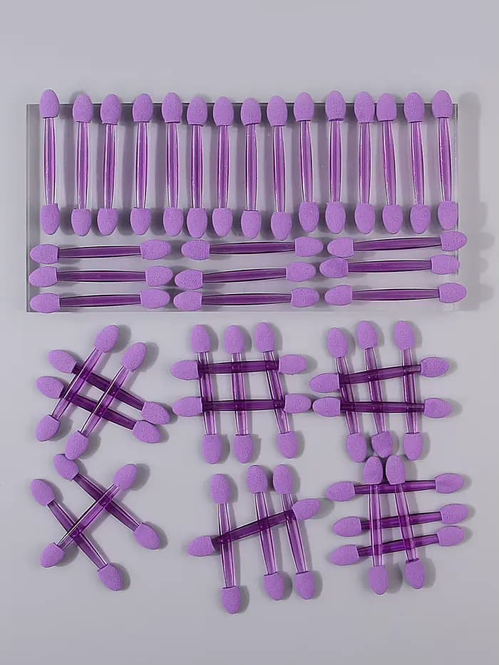 50 bâtonnets de fard à paupières en éponge double tête violettes.