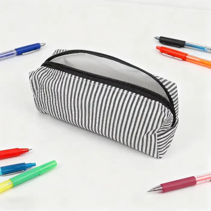Trousse à crayons rayée noire