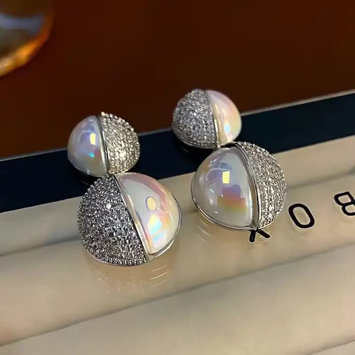 Boucles d'oreilles de luxe. Bijoux français classiques très brillants. Boucles d'oreilles au design unique et à la mode, adaptées à un usage quotidien pour les femmes