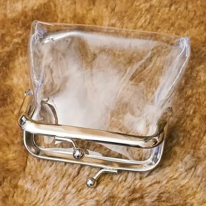 Pochette transparente en PVC avec fermoir métallique