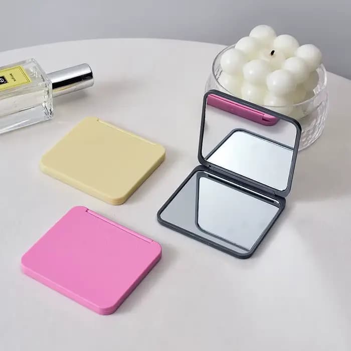 2 miroirs de maquillage pour le visage