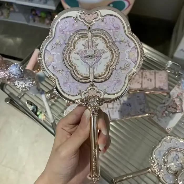 Fleur sait papillon nuage collier Collection miroir cosmétique main tenant
