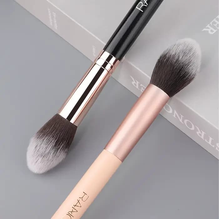 Pinceaux de maquillage pour étudiants novices