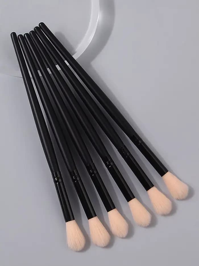 Ensemble de pinceaux de maquillage couleur champagne : pinceau surligneur flamme