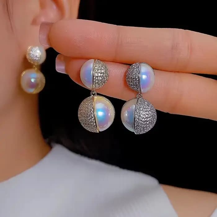 Boucles d'oreilles de luxe. Bijoux français classiques très brillants. Boucles d'oreilles au design unique et à la mode, adaptées à un usage quotidien pour les femmes
