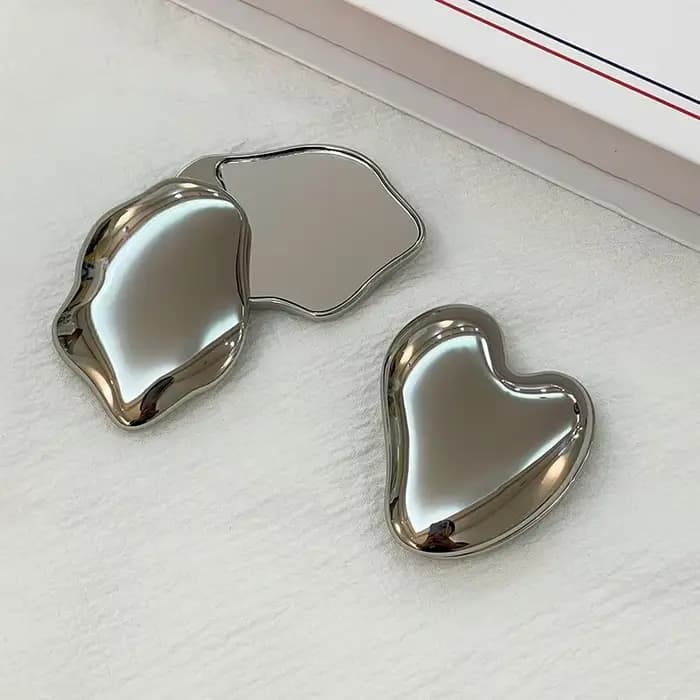 Miroir de maquillage portatif en forme de coeur