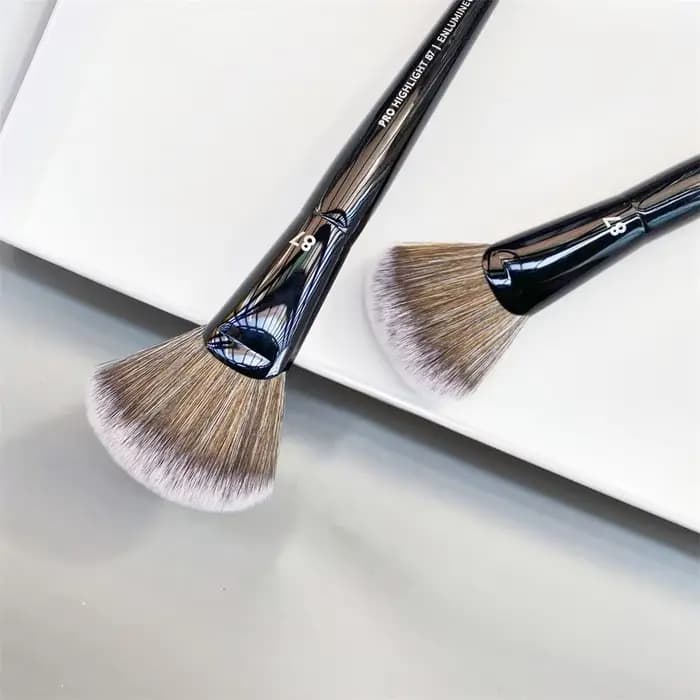 PRO – brosse en éventail à reflets noirs