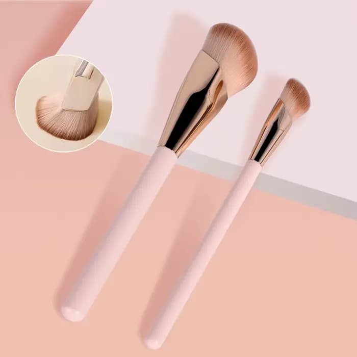 Pinceau de maquillage pour fond de teint à tête oblique