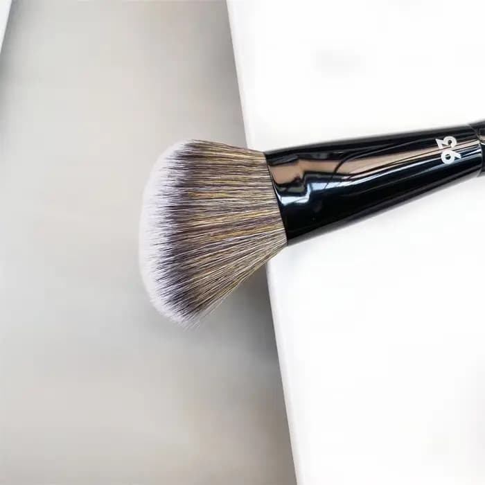 PRO – brosse à Blush coudée 93 cheveux synthétiques doux