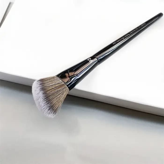 PRO – brosse à Blush coudée 93 cheveux synthétiques doux