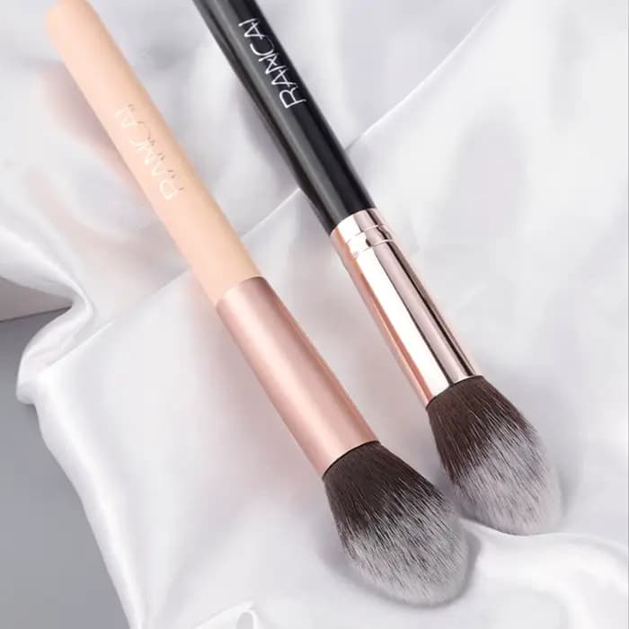 Pinceaux de maquillage pour étudiants novices