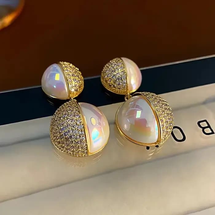 Boucles d'oreilles de luxe. Bijoux français classiques très brillants. Boucles d'oreilles au design unique et à la mode, adaptées à un usage quotidien pour les femmes