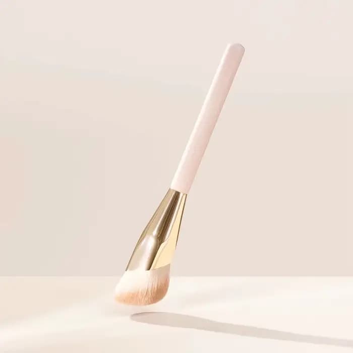 Pinceau de maquillage pour fond de teint à tête oblique