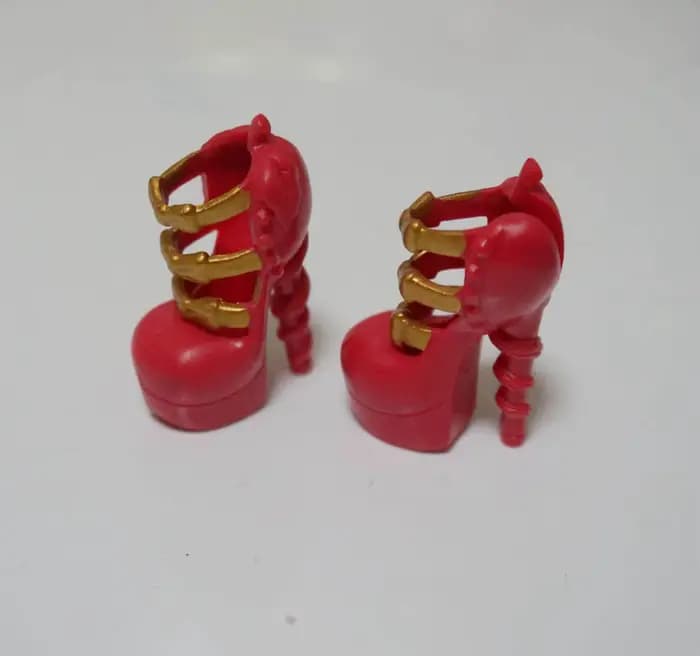 Nouvelles chaussures de poupée à talons hauts