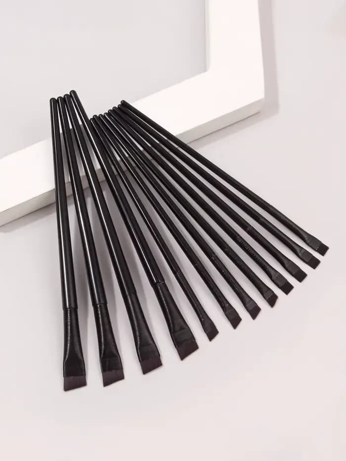 Lot de 12 pinceaux de maquillage : Pinceau eyeliner Scythe