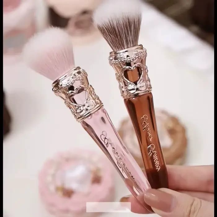 Pinceau à blush rond de la collection Sweetie Bear de Flower Knows