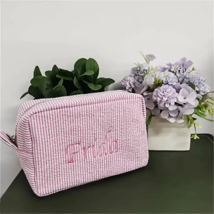 Trousse de maquillage personnalisée Seersucker – Nom brodé