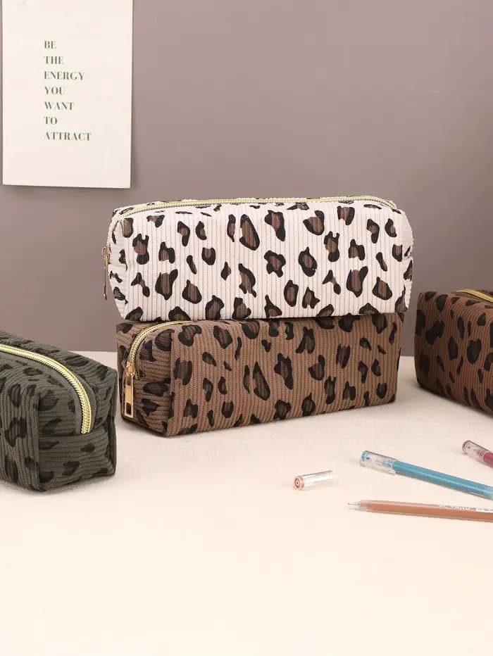 1 trousse à crayons en velours côtelé avec un motif imprimé léopard