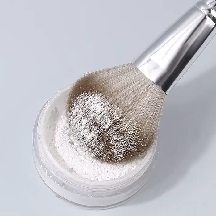 Pinceau à poudre volumineux en poils synthétiques doux