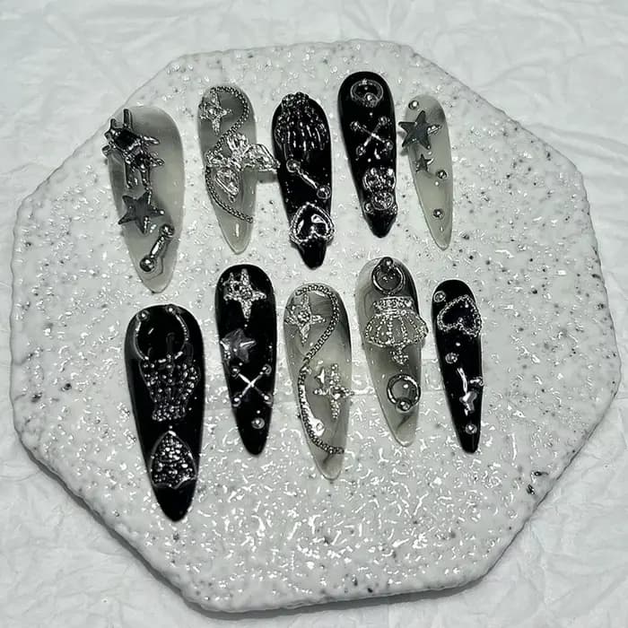 Jirai japonais épices filles presse à la main sur les ongles Y2K noir blanc longue pointe Nail Art 3