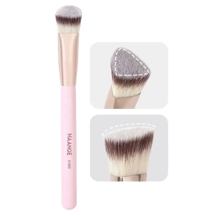 Pinceau de maquillage sous les yeux