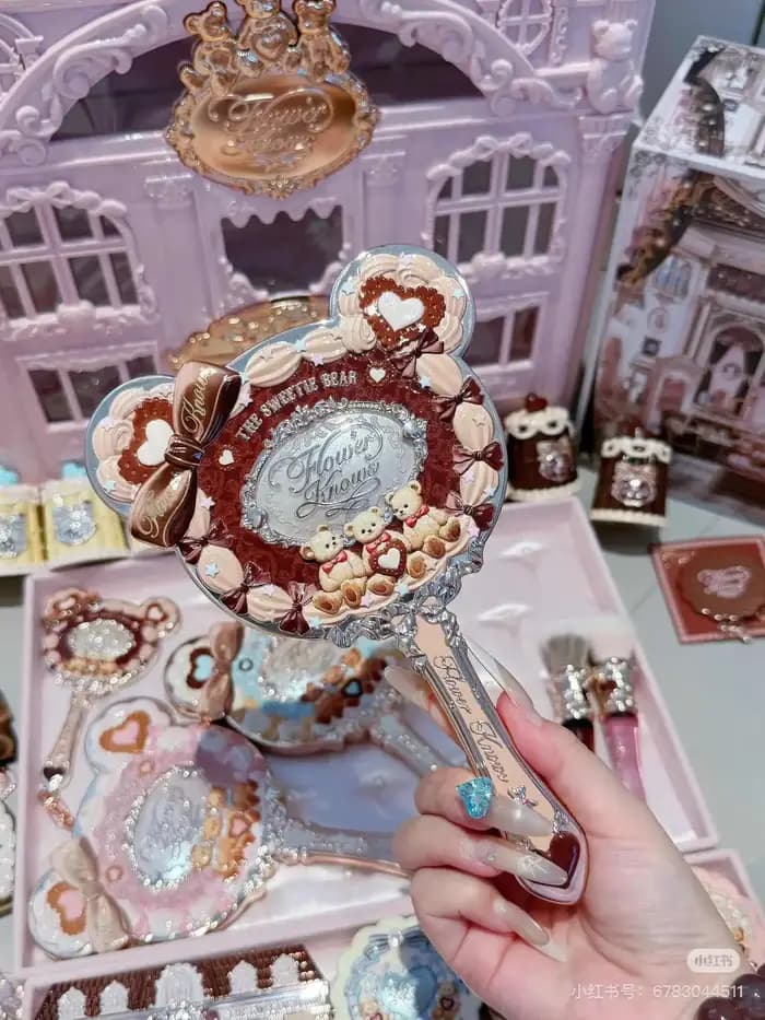 Mini miroir de maquillage haute définition en forme d'ours mignon avec un design adorable