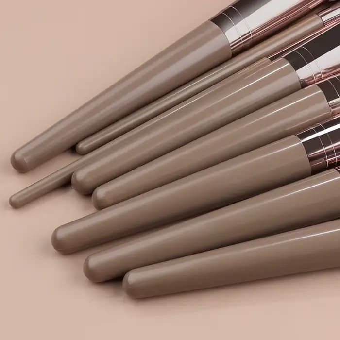 Pinceaux de maquillage marron