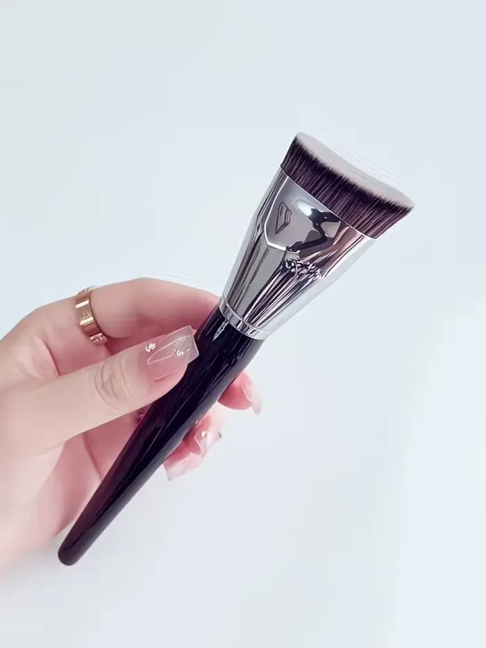 Grand pinceau double usage pour le contouring, doté d'un dessin plat et d'un design angulaire pour u