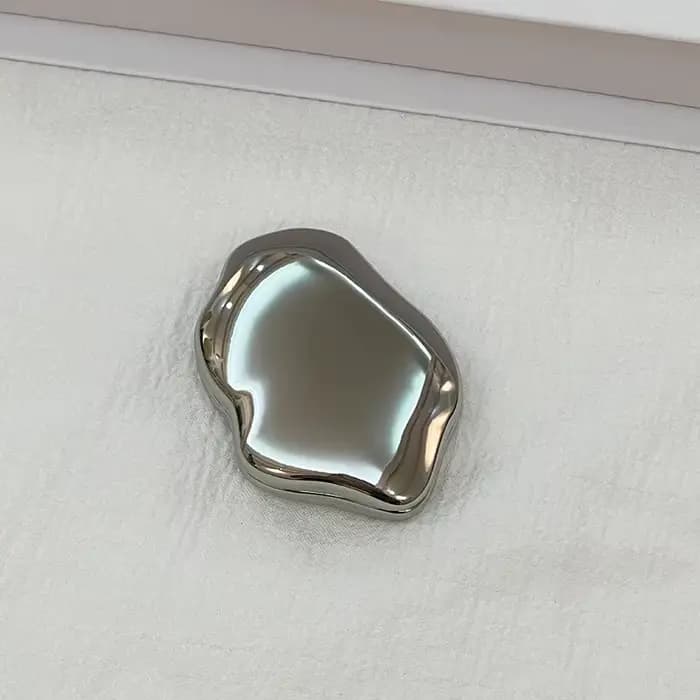 Miroir de maquillage portatif en forme de coeur