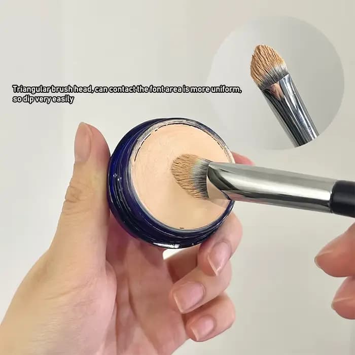 Triangle biseauté correcteur brosse cernes taches d'acné