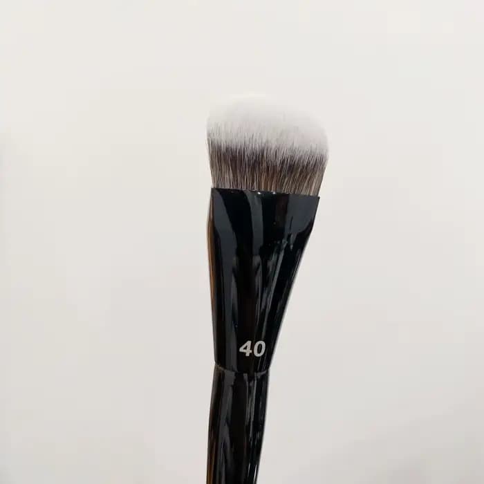 PRO Foundation Brush 40 Pinceau de maquillage synthétique flexible et impeccable noir pour produits crème Liqiuid