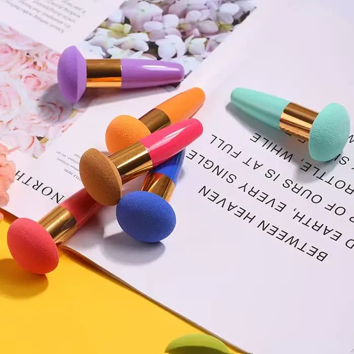 Stylo bouffant de maquillage en éponge à tête de champignon multicolore